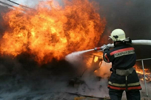 Пожар в Астрахани уничтожил жилой дом