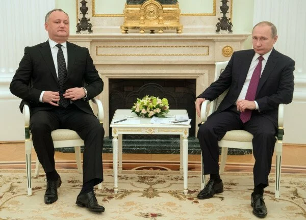 Путин и Додон на МЭФ-2017 обсудили высылки дипломатов