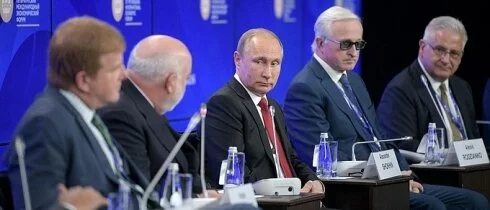 Путин призвал американских бизнесменов помочь наладить диалог между РФ и США