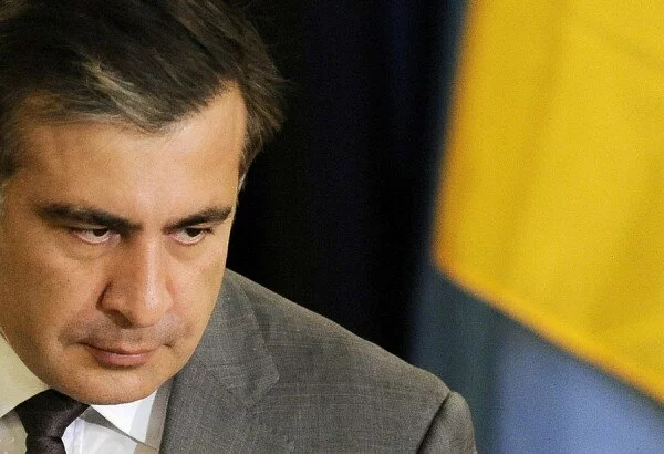 Саакашвили потребовал у Порошенко возместить стоимость испорченной футболки