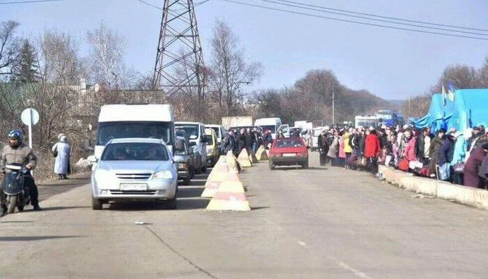 Ситуация у донбасских КПВВ: почти 200 авто у Марьинки, всего 40 — у Гнутово