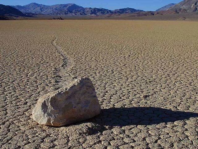 Студенты пытаются раскрыть тайну движущихся камней в Долине смерти в США