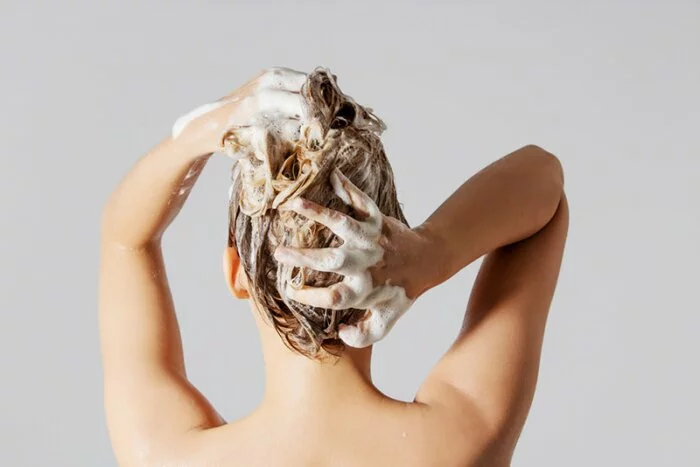 А вы уже слышали про “обратное” мытье волос? Благодаря ему ваши волосы преобразятся!