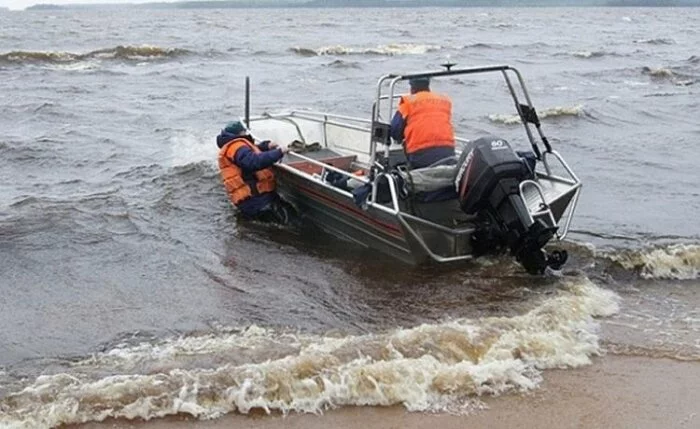 Девушка с перевернувшейся на Ладожском озере лодки погибла