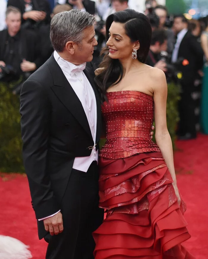 Джордж и Амаль Клуни не успевают принимать подарки по случаю рождения двойни