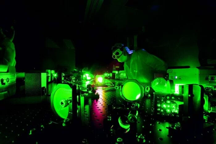 Физики создали и протестировали самый яркий лазер в мире