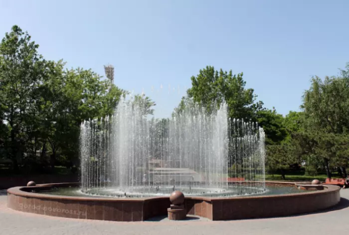 Голая пенсионерка в Новороссийске искупалась в фонтане на глазах у детей?