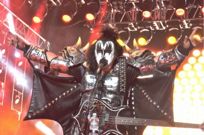 Лидер группы Kiss собрался запатентовать рокерскую «козу»