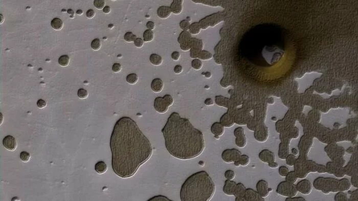 На Марсе недавно появилась загадочная глубокая дыра