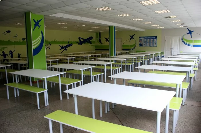 «Новая мебель в каждый обеденный зал». Школы продолжают обновлять мебель в обеденных залах благодаря программе «Альтернативы»