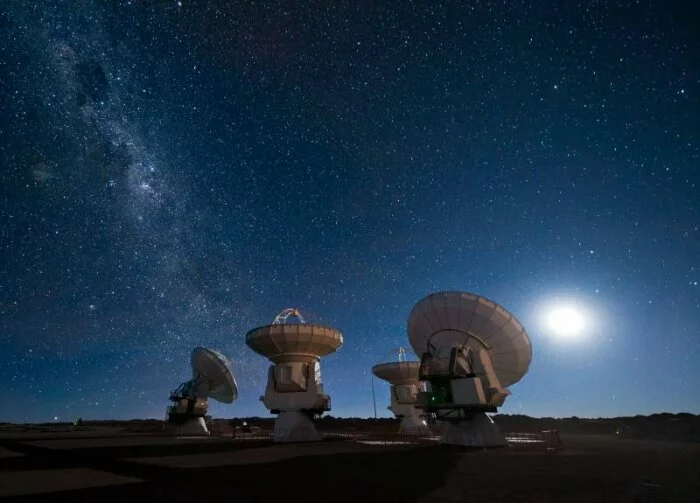 Обсерватория ALMA заметила истечения из массивной протозвезды