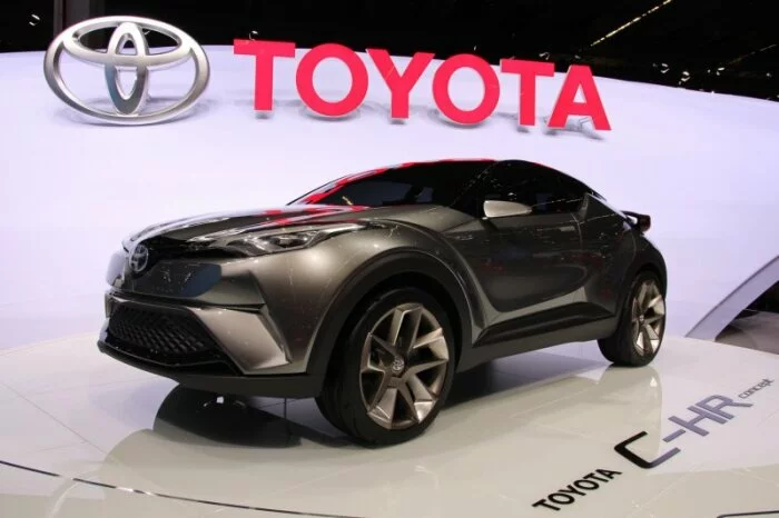 СМИ сообщили стоимость и дату начала продаж Toyota C-HR в России