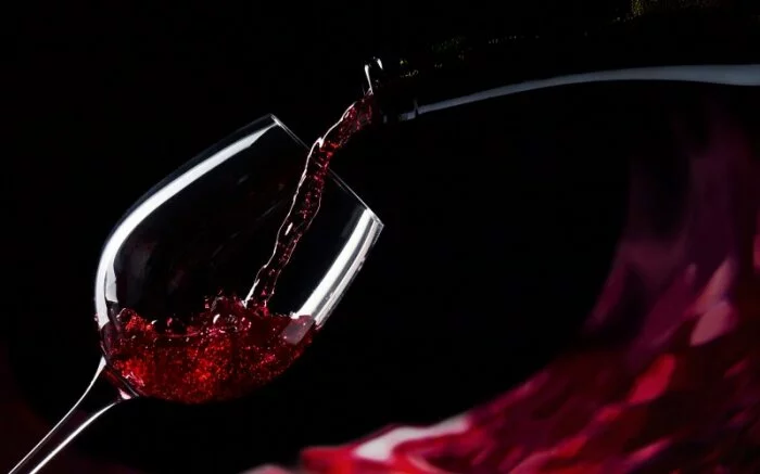 Ученые: Красное вино защищает зубы от кариеса?