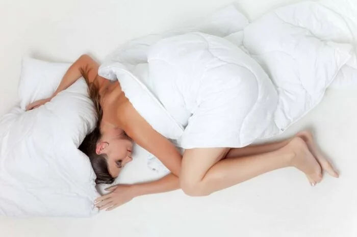 Ученые рассказали, как легче засыпать в жару