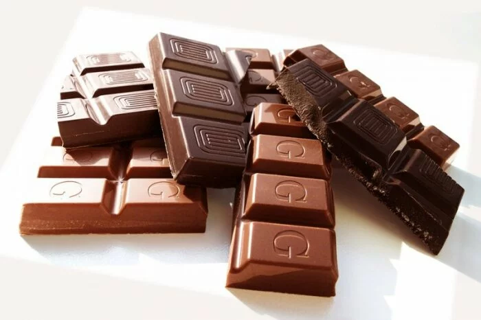 Ученые рекомендуют мужчинам есть много шоколада, а женщинам нет