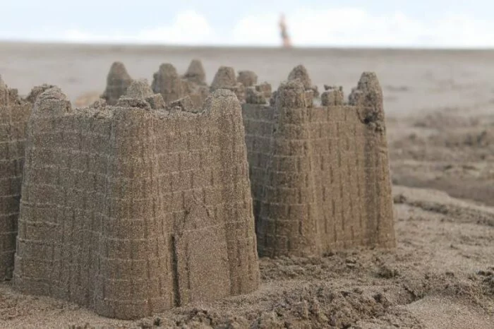 Учёные вывели формулу идеального замка из песка