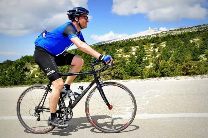 В фекалиях выдающихся велогонщиков содержится особый бактериальный «допинг»