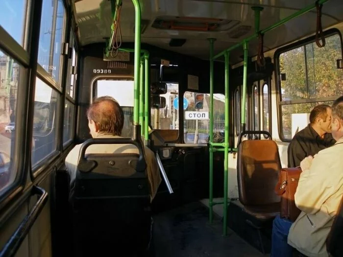 В Кемерове пассажиры автобуса подрались из-за открытой форточки