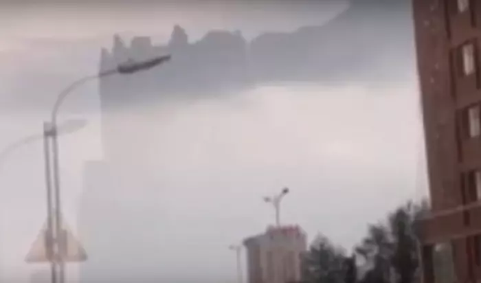 В небе над Китаем очевидцы сняли на видео летающий город