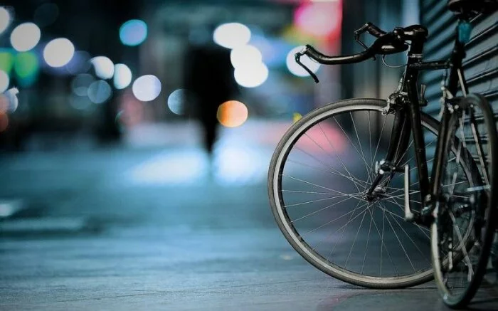 В Омске велосипедист сбил пьяного мужчину в парке
