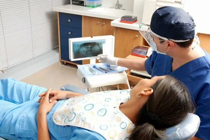 «Я на солнышке лежу»: Виртуальная реальность убирает страх перед зубным врачом