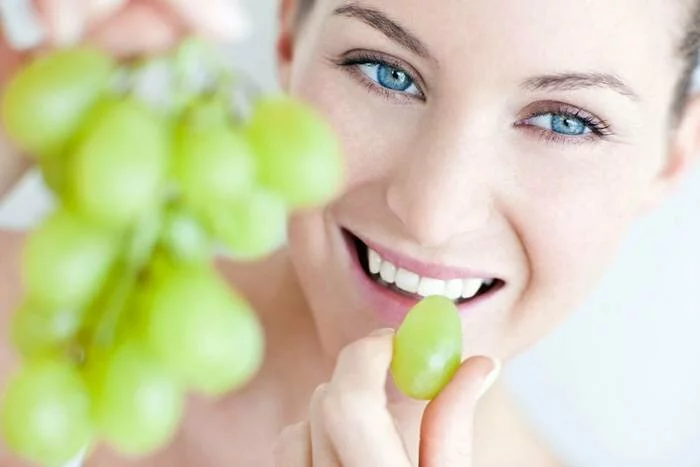 Ученые: Прочность зубов можно увеличить с помощью винограда