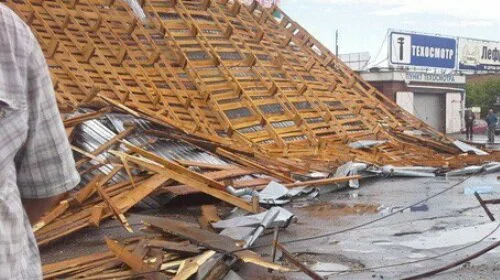 Ураган в Тольятти 2017: крыша торгового центра превратилась в груду металла