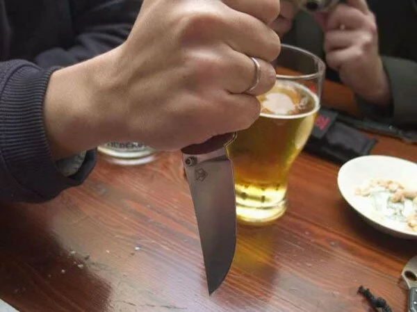 В центре Москвы агрессивный посетитель кафе зарезал официантку