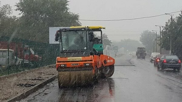 В Челябинской области дорожников «застали» за укладкой асфальта под дождем