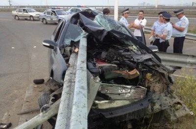 В Иркутске отбойник насквозь пробил Mercedes-Benz