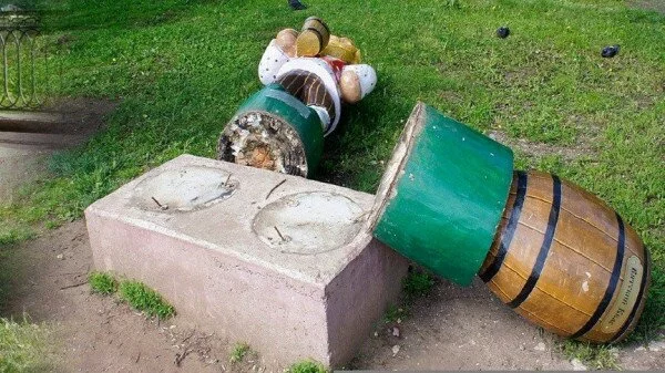 В Кирове вандалы разрушили скульптуру квасовара