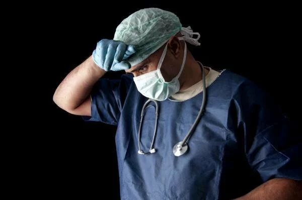 В Китае 35-летний мужчина попал в больницу с 15 швейными иглами в пенисе