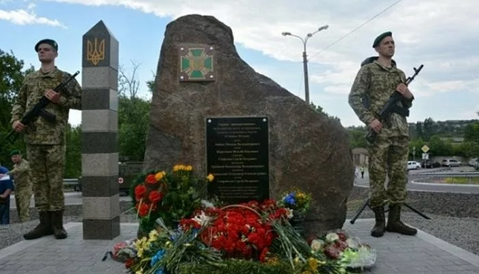 В Мариуполе открыли памятник погибшим пограничникам