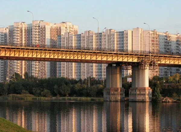 В Москве на мосту уже полтора часа висит труп неизвестного