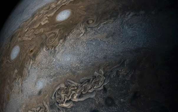 В NASA показали фото темной и светлой полос ураганов на Юпитере