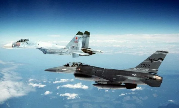 В НАТО прокомментировали маневр истребителя рядом с самолетом Шойгу