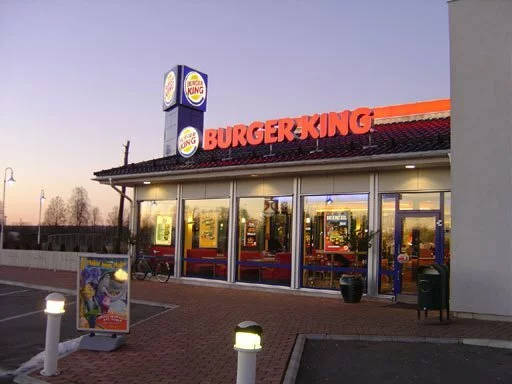 В Новосибирске двое голых парней зашли поесть в Burger King
