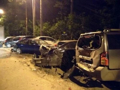 В Новосибирске неуправляемый фургон разбил семь припаркованных иномарок