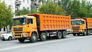 В Омске грузовик снёс дорожное ограждение