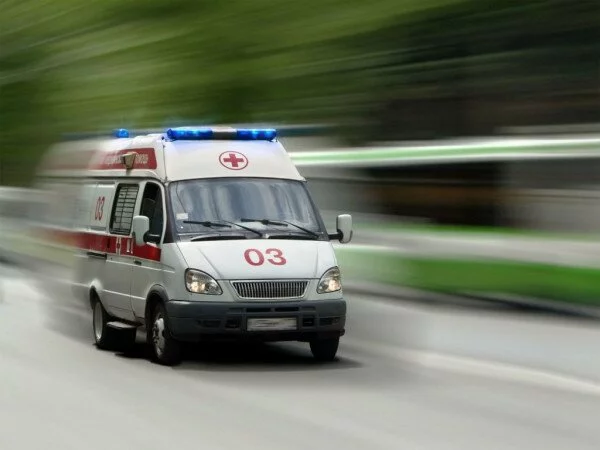 В Петербурге на пешеходном переходе Nissan сбил двух девушек