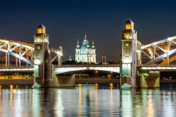 В Петербурге полиция сняла с Большеохтинского моста голого мужчину