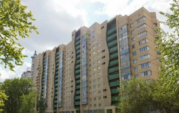 В Петербурге с 16 этажа выпал мужчина без штанов