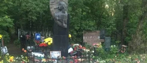 В Петербурге вандалы разгромили могилу Виктора Цоя