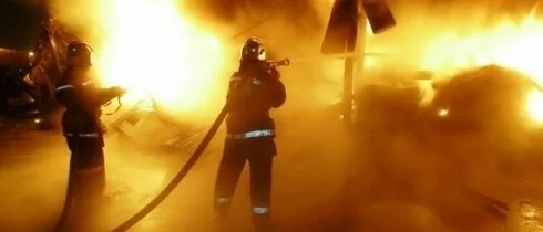 В поселке Володарский тушили сильный пожар в двух домах