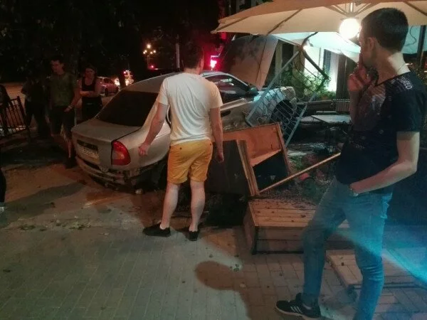 В Ростове ночью Hyundai Accent врезался в ресторан