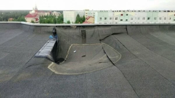 В Югре провалились плиты на крыше многоэтажки