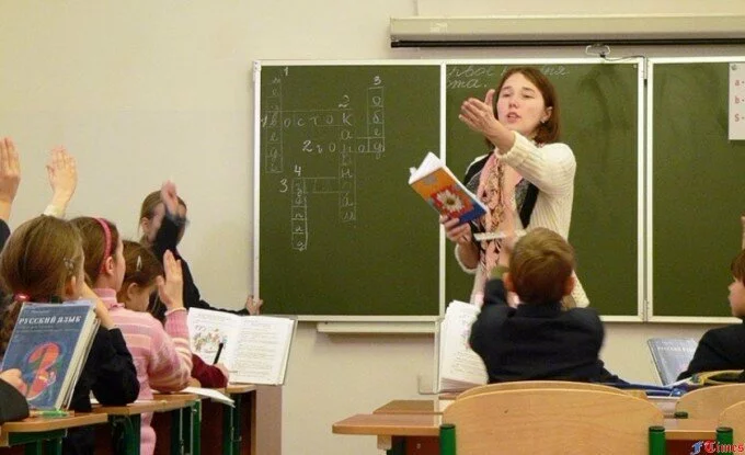 Власти РФ озвучили сведения о зарплате учителей и воспитателей детсадов