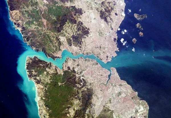 Вода в проливе Босфор неожиданно поменяла цвет