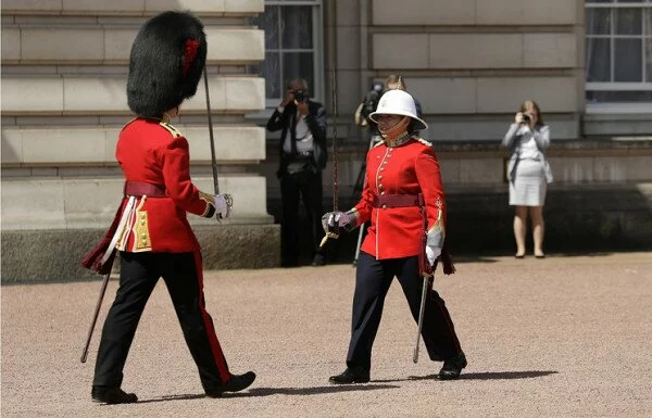 Впервые церемонию смены караула у Букингемского дворца возглавила женщина