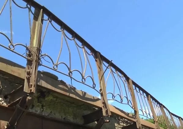 Жители Луганщины передвигаются по смертельно опасному мосту: фото и видео